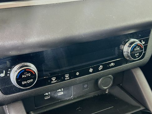 Used 2025 Mitsubishi Outlander SE image 24