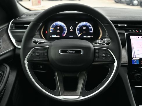 Used 2025 Jeep Grand Cherokee Limited w/ Black Appearance Package image 19