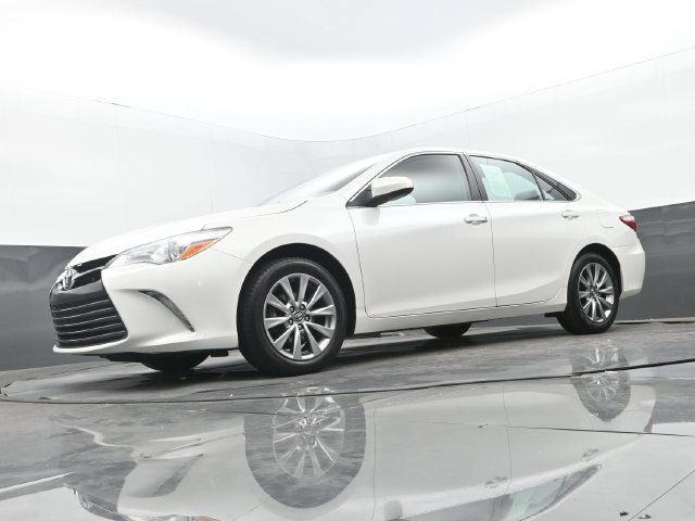 Used 2017 Toyota Camry XLE w/ Moonroof Package FWD image 27