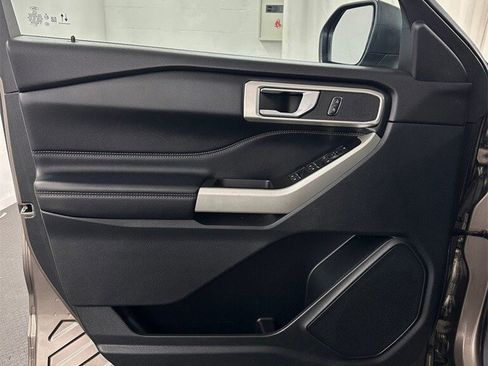 Used 2021 Ford Explorer XLT w/ Equipment Group 202A image 8