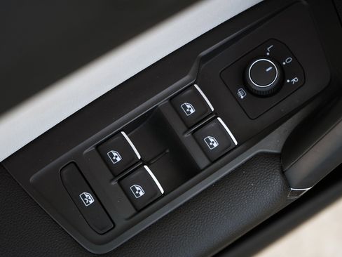 Used 2020 Volkswagen Tiguan SE w/ Panoramic Sunroof Package image 38