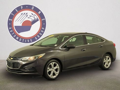 Used 2017 Chevrolet Cruze Premier FWD image 2