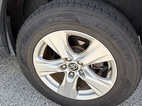 Used 2021 Toyota RAV4 XLE AWD/4WD image 3