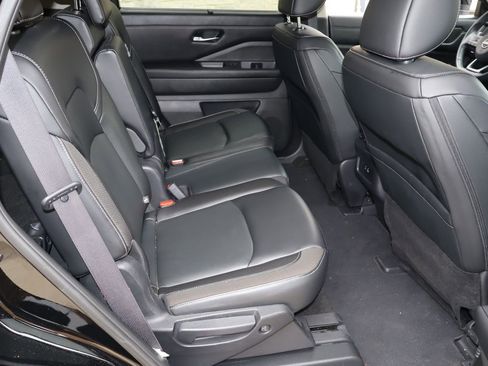 Used 2023 Nissan Pathfinder SL w/ Black Appearance Package FWD image 18