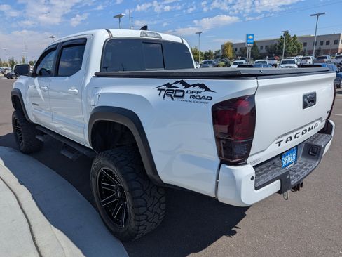 Used 2017 Toyota Tacoma TRD Off-Road AWD/4WD image 31