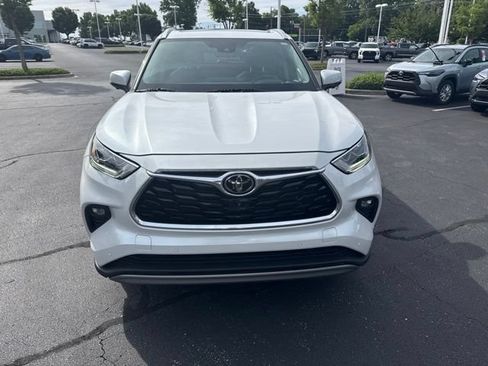Used 2023 Toyota Highlander Platinum AWD/4WD image 2