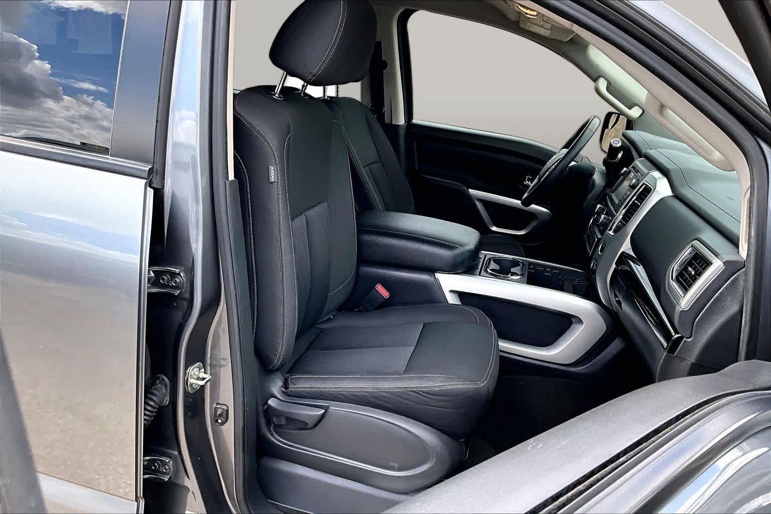Used 2017 Nissan Titan SV RWD image 9