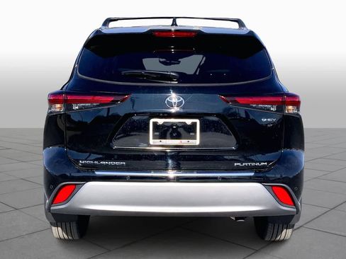 New 2026 Toyota Highlander Platinum image 4