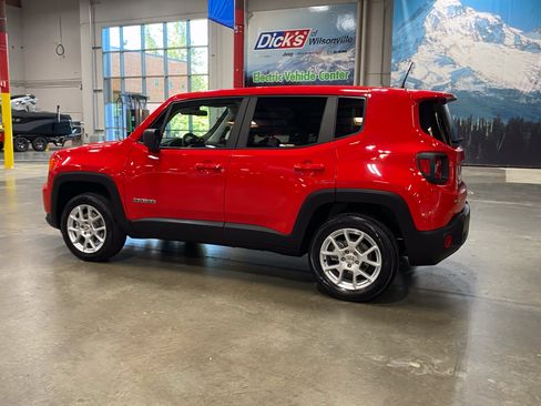 Used 2023 Jeep Renegade Latitude AWD/4WD image 3