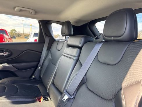 Used 2019 Jeep Cherokee Limited image 19