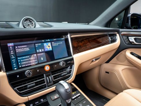 Certified 2025 Porsche Macan AWD/4WD image 24