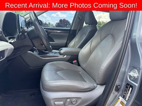 Used 2020 Toyota Highlander Limited FWD image 2