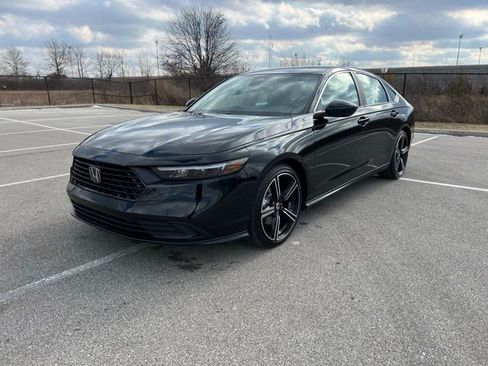 Used 2025 Honda Accord Sport image 3