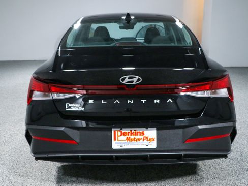 Used 2024 Hyundai Elantra SEL FWD image 8