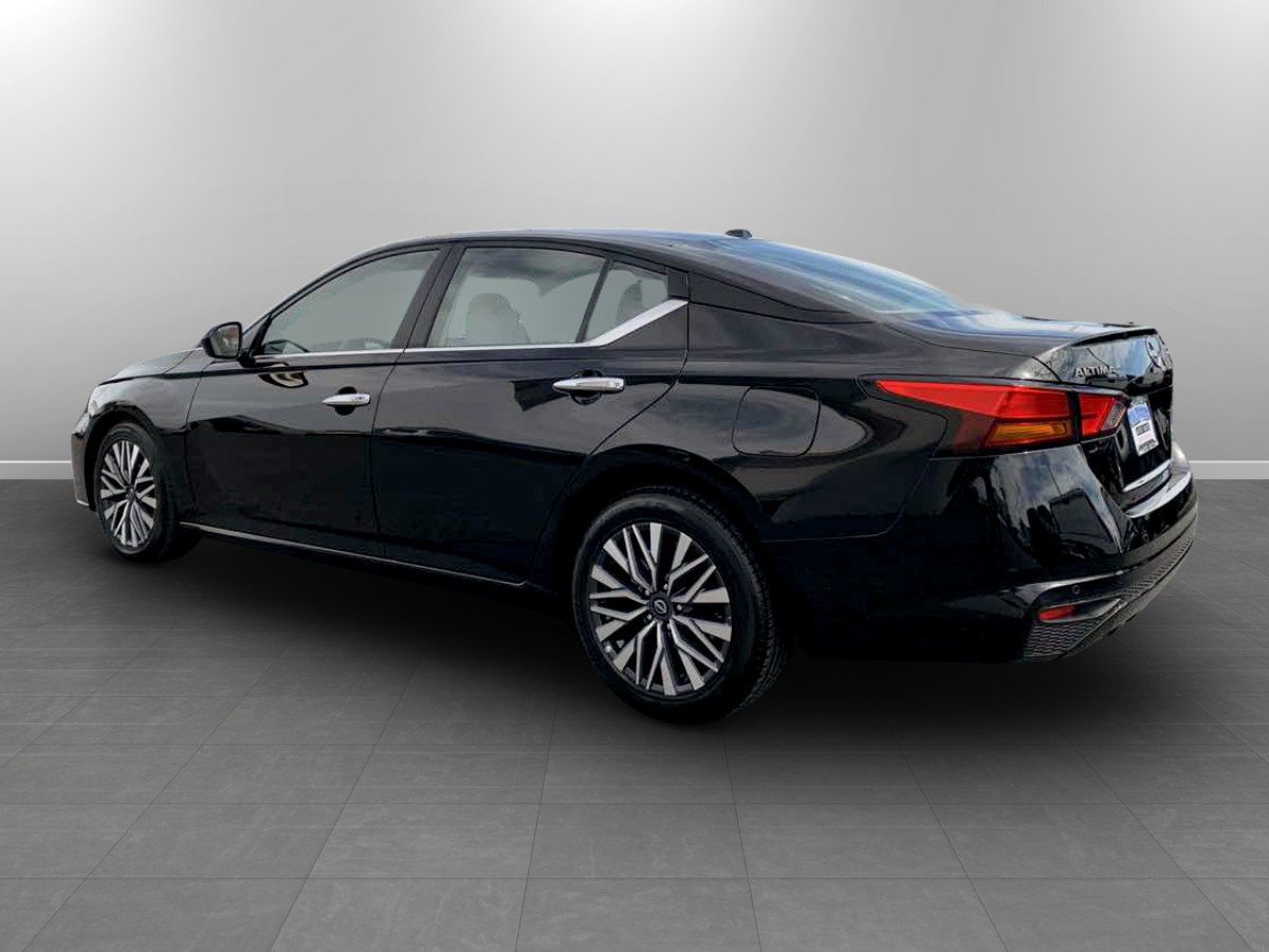 Used 2025 Nissan Altima 2.5 SV FWD image 5