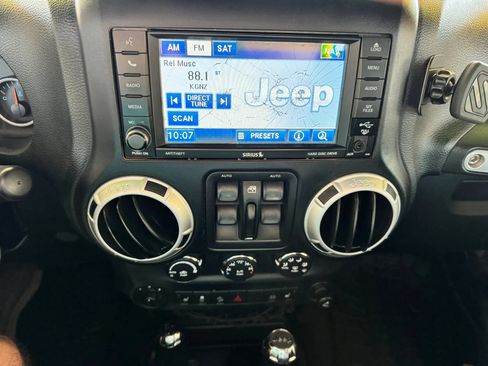 Used 2012 Jeep Wrangler Unlimited Rubicon AWD/4WD image 14