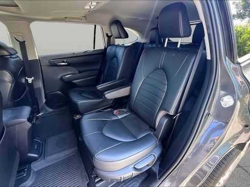 Used 2022 Toyota Highlander XLE AWD/4WD image 25