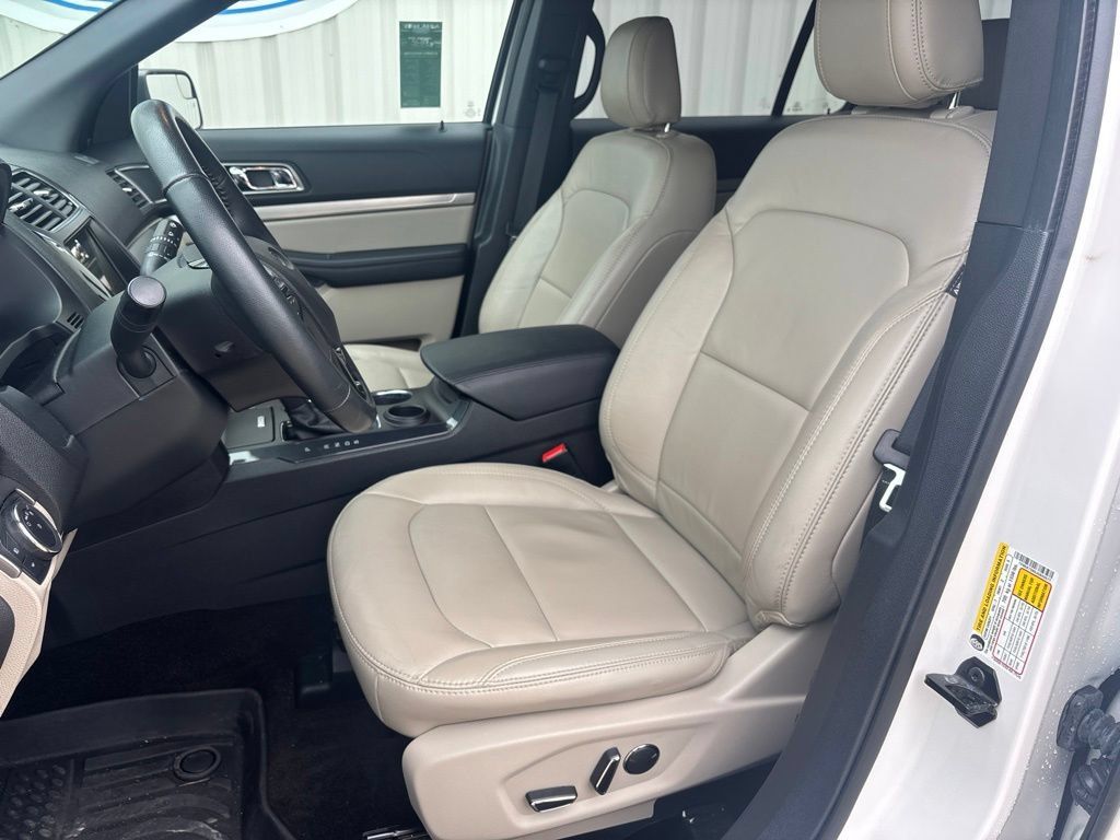 Used 2018 Ford Explorer XLT w/ Equipment Group 202A FWD image 10