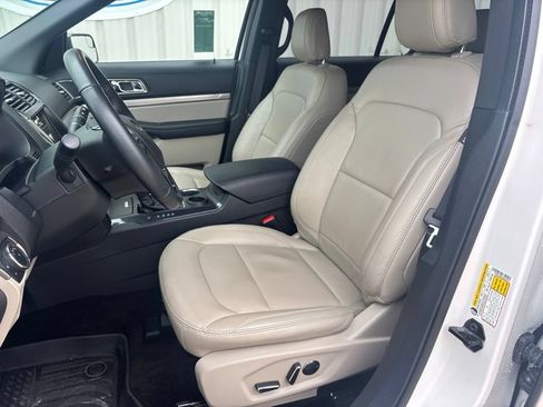 Used 2018 Ford Explorer XLT w/ Equipment Group 202A FWD image 10
