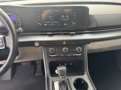 Used 2022 Kia Carnival LX image 18