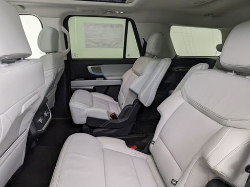 New 2025 Ford Expedition Platinum image 38