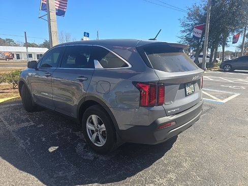 Certified 2023 Kia Sorento LX image 3