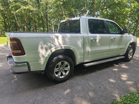 Used 2019 RAM 1500 Laramie AWD/4WD image 2