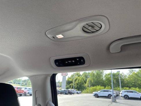 Used 2023 Chrysler Voyager LX image 14