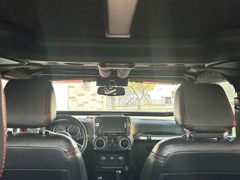 Used 2018 Jeep Wrangler Rubicon w/ Cold Weather Group AWD/4WD image 16