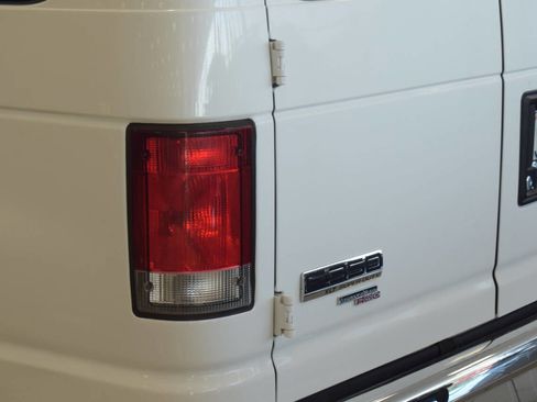 Used 2014 Ford E-350 and Econoline 350 XLT RWD image 27