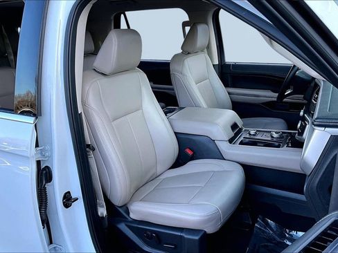 Used 2024 Ford Expedition Max XLT image 18