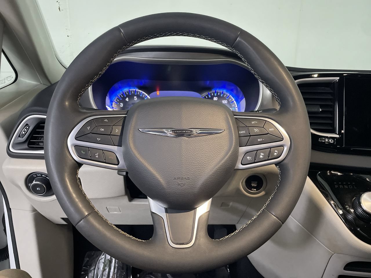 Used 2023 Chrysler Pacifica Touring-L FWD image 14