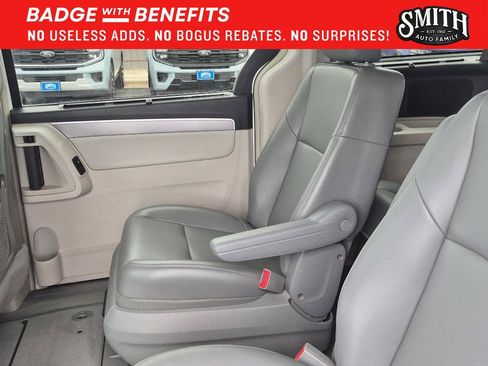 Used 2013 Volkswagen Routan SE FWD image 17