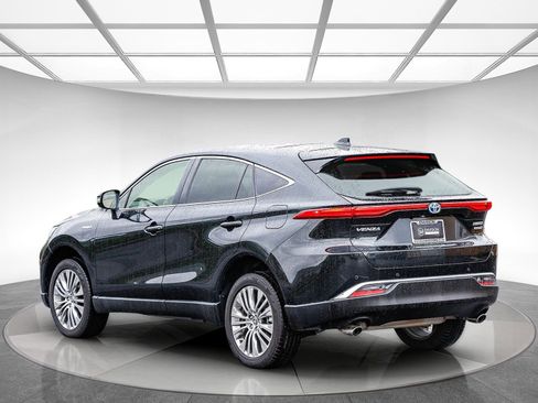 Used 2021 Toyota Venza Limited image 2