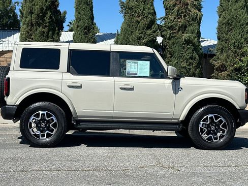 Used 2025 Ford Bronco Outer Banks AWD/4WD image 3