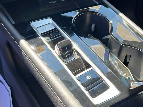 Used 2024 Volkswagen Atlas SE w/ Black Wheel Package image 21