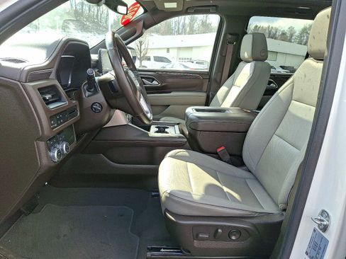 Used 2022 GMC Yukon SLT w/ SLT Premium Package image 14