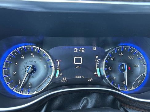 Used 2024 Chrysler Pacifica Limited FWD image 12