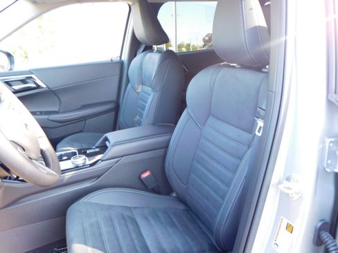 New 2025 Mitsubishi Outlander SE image 10