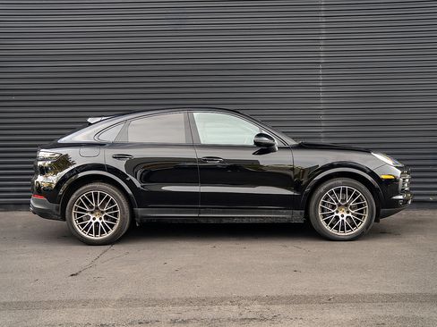 Certified 2022 Porsche Cayenne Platinum Edition image 27