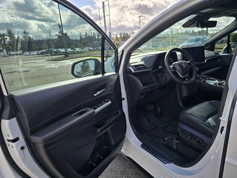 Used 2025 Toyota Sienna Platinum image 20