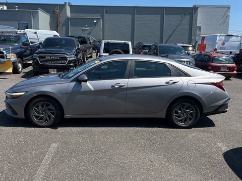 Used 2024 Hyundai Elantra SEL FWD image 13