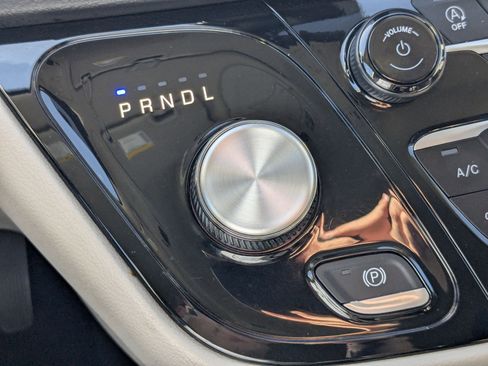 Used 2024 Chrysler Pacifica Touring-L FWD image 26