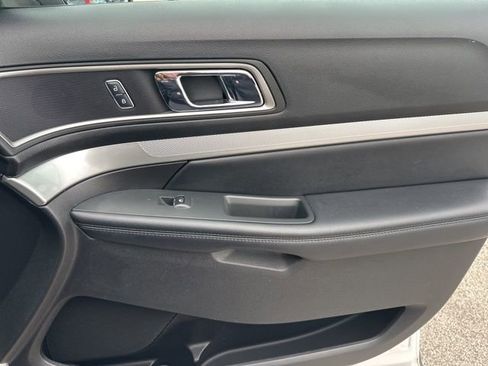 Used 2017 Ford Explorer XLT w/ XLT Technology Feature Bundle image 37