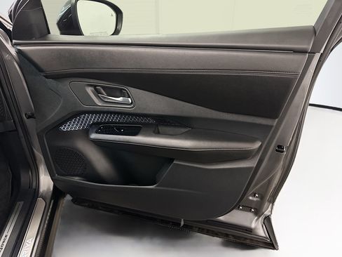Used 2023 Nissan Ariya AWD image 33