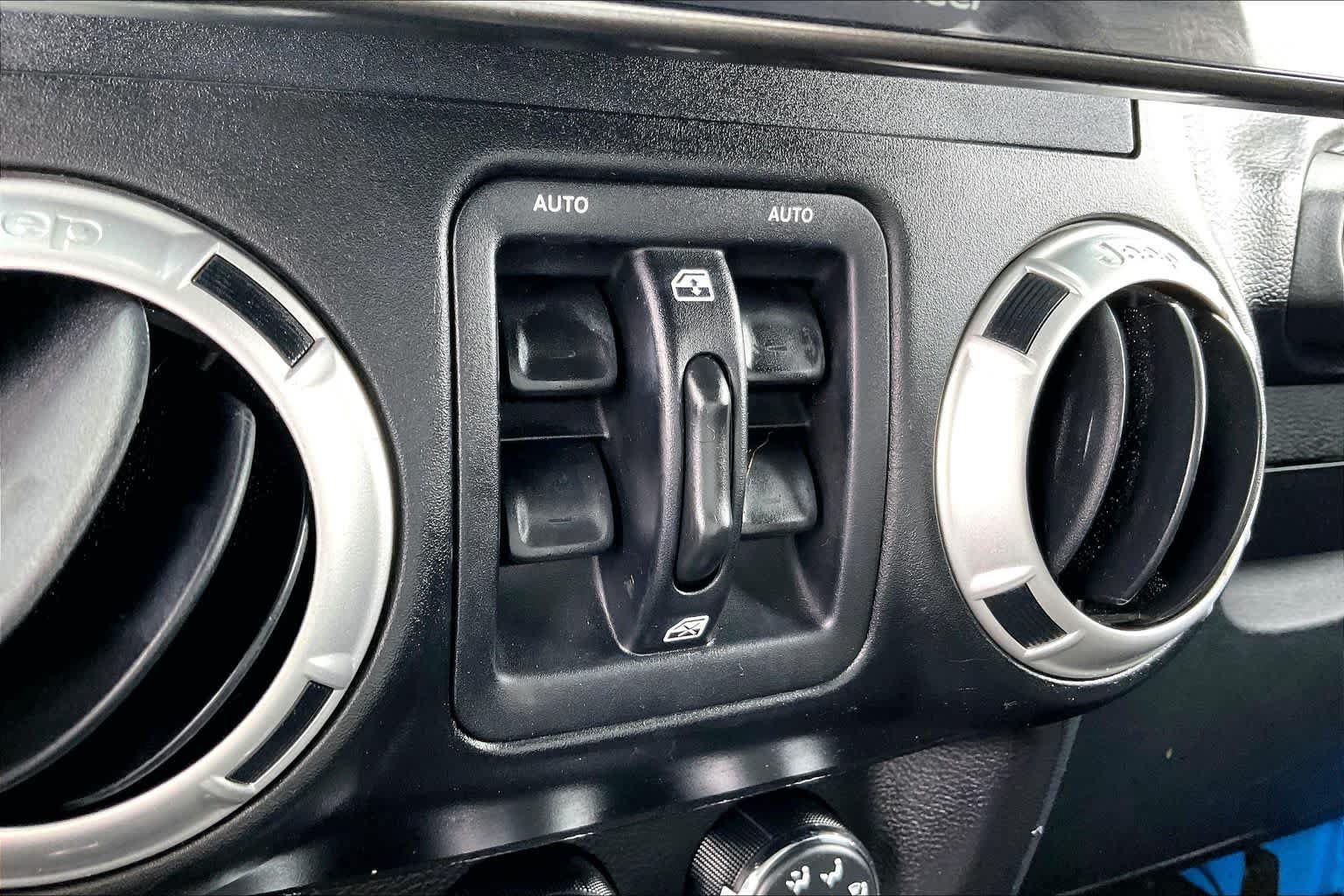 Used 2012 Jeep Wrangler Unlimited Rubicon w/ Dual Top Group AWD/4WD image 29