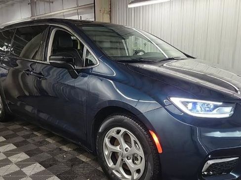 Used 2024 Chrysler Pacifica Limited FWD image 1