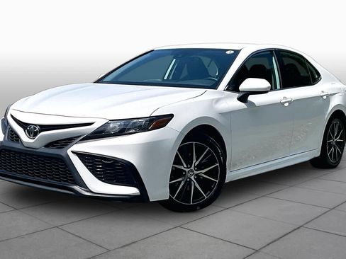 Used 2024 Toyota Camry SE FWD image 1