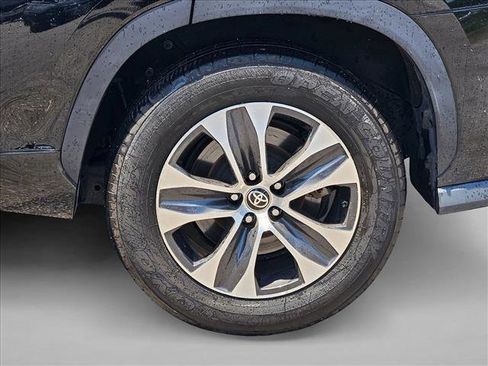 Used 2022 Toyota Highlander XLE image 2