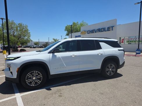Used 2025 Chevrolet Traverse LT FWD image 3